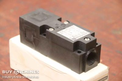 Inductive sensor proximity switch Telemecanique XSC-M150519